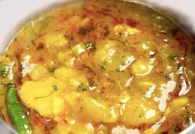 Pikantes Kartoffel-Curry mit zarten Kartoffeln und aromatischen Gewürzen, ein herzhaftes, reichhaltiges Gericht.